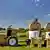 Trecker und Paar aus Strohballen, tractor and a couple made of bales of straw