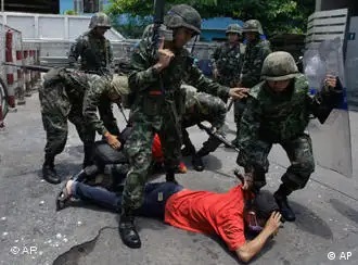 泰国出动士兵镇压反政府示威