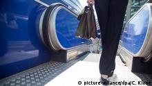 31.08.2016
ILLUSTRATION - Eine junge Frau kommt am 31.08.2016 in Hamburg mit einer Aktentasche aus einem U-Bahnhof (gestellte Szene). Foto: Christin Klose | Verwendung weltweit