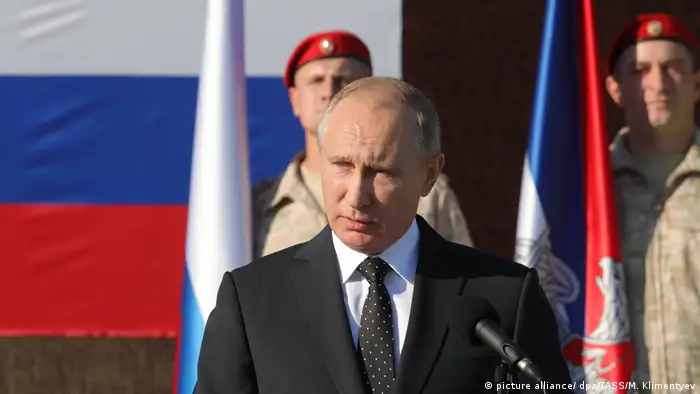 Syrien Putin ordnet Rückzug an - Besuch auf Militärbasis (picture alliance/ dpa/TASS/M. Klimentyev)