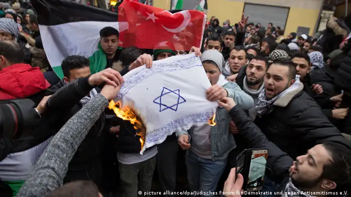 Deutschland Demonstranten verbrennen Fahne mit Davidstern in Berlin