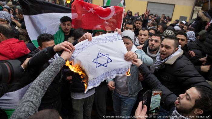 German Laws On Burning The Israeli Flag What You Need To Know Germany News And In Depth Reporting From Berlin And Beyond Dw 11 12 2017