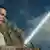 Kinostart - "Star Wars - Die letzten Jedi": Rey(Daisy Ridley) hält ein Lichtschwert in der Hand