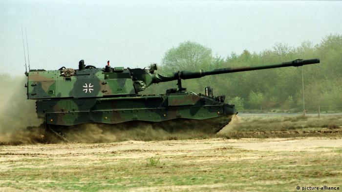 El primer envío de armamento pesado de Alemania llegó a Ucrania, siete obuses autopropulsados Panzerhaubitze 2000 (PZH 2000), a casi cuatro meses del inicio de la invasión rusa. Estos vehículos pueden disparar munición de precisión a una distancia de hasta 40 kilómetros (21.06.2022).