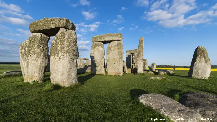 Die steinernen Monumente von Stonehenge auf grüner Wiese