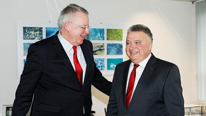 Der israelische Botschafter Jeremy Issacharoff (r.) - hier bei der Begrüßung durch DW-Intendant Peter Limbourg anlässlich eines Besuches bei der Deutschen Welle im Dezember 2017 in Berlin Der israelische Botschafter Jeremy Issacharoff (r.) - hier bei der Begrüßung durch DW-Intendant Peter Limbourg anlässlich eines Besuches bei der Deutschen Welle im Dezember 2017 in Berlin