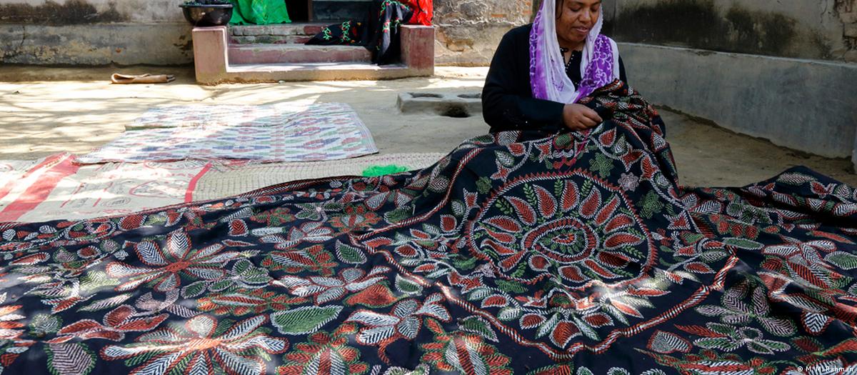 Porno video sahnalarida aktrisalar Afrikadagi qora tanli erkaklar bilan ayollar ishtirokida virussiz porno