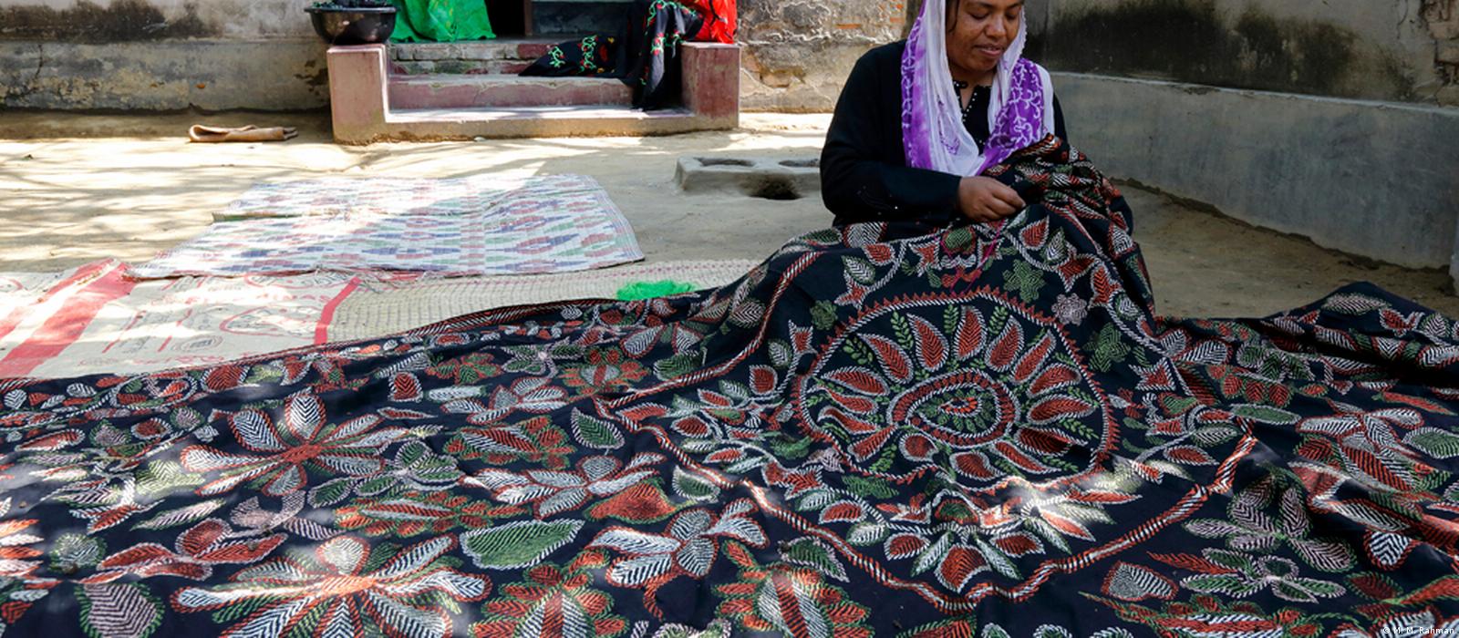 U koylagini kotarib, kokraklarini korsatdi. Pastdan katta mushuk lablari fotosurati