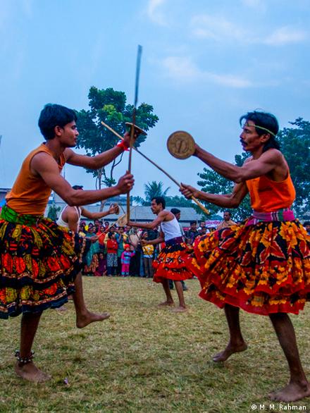 Boglangan joja qolini qinga qopol mushtlaydi va hech narsa qila olmaydi.