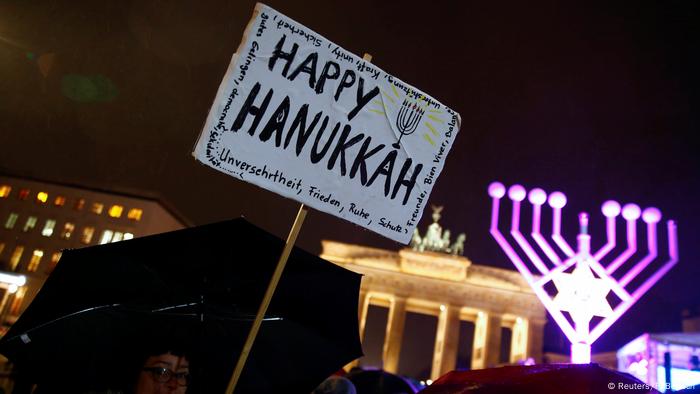 Berlin Chanukka Lichter Und Anti Israel Demo Deutschland Dw 12 12 2017