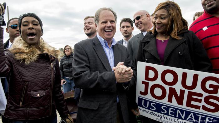 Demokrat Doug Jones Gewinnt Senats Nachwahl In Alabama Aktuell Amerika Dw 13 12 2017