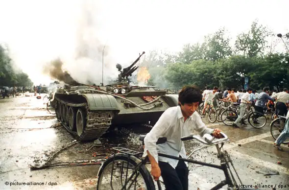 China 1989 Platz des Himmlischen Friedens Tian'anmen-Platz Pro-Demokratie Demonstranten vor brennendem Panzer in Peking