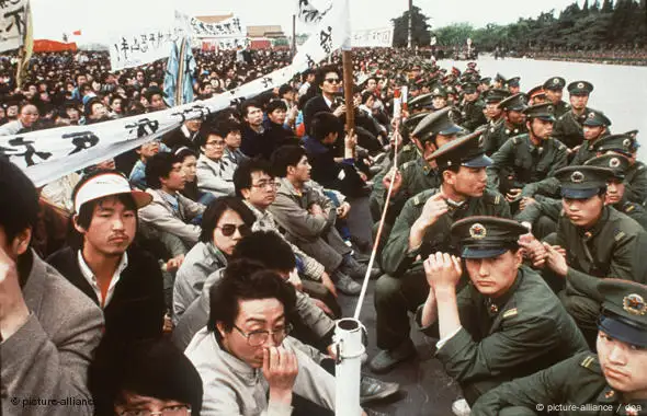 China 1989 Platz des Himmlischen Friedens Tian'anmen-Platz Pro-Demokratie Demonstranten und Soldaten der Volkksbefreiungsarmee in Peking