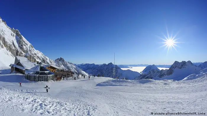 Deutschland Alpen Zugspitze mit Zugspitzplatt im Winter (picture-alliance/blickwinkel/R. Linke)