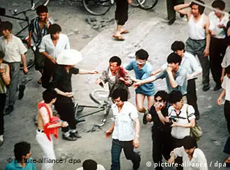 1989年6月的成都街头。 2008年6月，谭作人在成都天府广场义务献血点以献血的方式纪念六四。