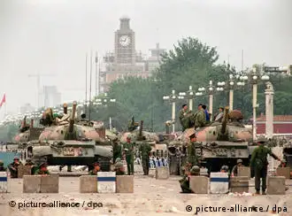 1989年6月4日，中国人民解放军开往天安门广场的坦克