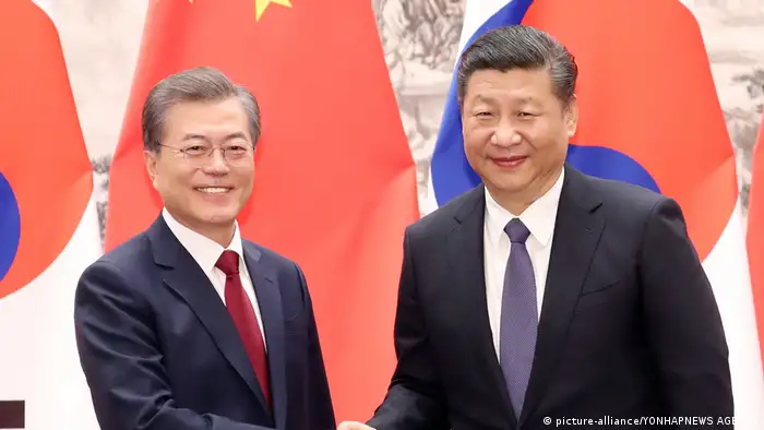 Südkorea-China Gipfel | südkoreanischer Präsident Moon Jae-in mit chinesicher Präsident Xi Jinping (picture-alliance/YONHAPNEWS AGENCY)