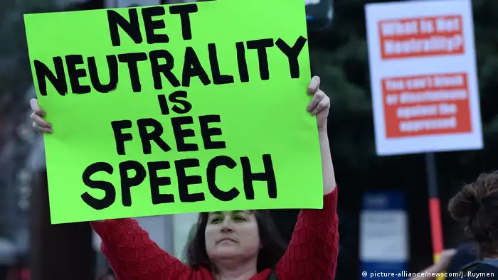 USA Netzneutralität-Kundgebung in Los Angeles (picture-alliance/newscom/J. Ruymen)