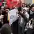 Demonstranten verbrennen Fahne mit Davidstern in Berlin