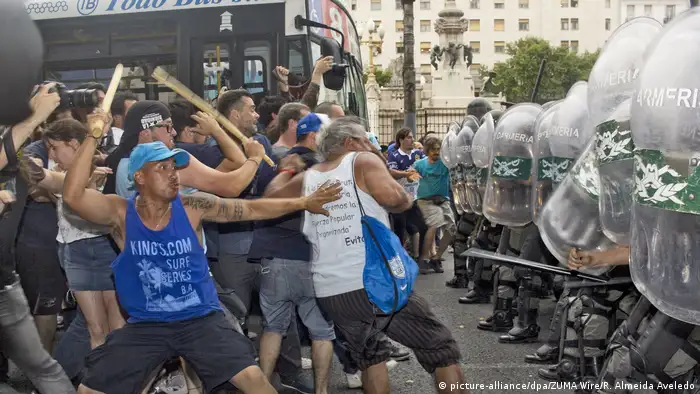 Argentinien Proteste gegen neue Arbeitsgesetze vor dem Parlament (picture-alliance/dpa/ZUMA Wire/R. Almeida Aveledo)