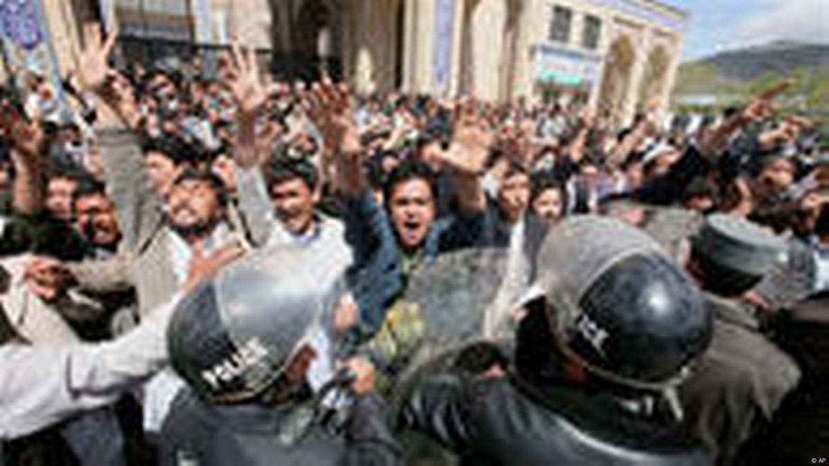 Crowd attacks Afghan women protesting marital sex law – DW – 04/15/2009