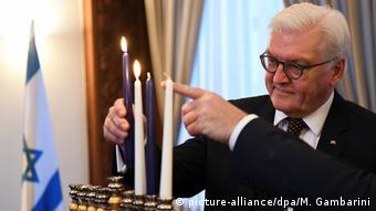 Savezni predsjednik Frank-Walter Steinmeier pali svijeće