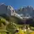 Italien Geislerspitzen und Kirche von St Magdalena Geislergruppe Villnösstal Südtirol