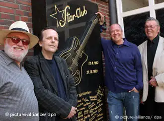 Der Gründer des 'Star Club', Horst Fascher (l-r), der Tour-Veranstalter Peter Paetzold, der Präsident der Beatles-Tour Hamburg David Hanowski und der ehemalige Bandleader der Dominos, Kingsize Taylor vor dem Gedenkstein des ehemaligen 'Star Club'. (Foto: dpa)