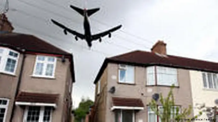 Heathrow runway fears.File photo dated 28/04/2008 of a plane flying low over a local housing estate, on it's final approach to land on the Northern runway at Heathrow Airport. Issue date: Sunday January 4, 2009. Constituencies under the flightpath of Heathrow Airport are swinging from Labour to the Tories because of the prospect of a third runway, a new report claimed today. Greenpeace said a survey of 1,000 adults in six constituencies in the area suggested a swing away from Labour of around 5% if the runway is given the go-ahead. See PA story POLITICS Heathrow. Photo credit should read: Steve Parsons/PA Wire URN:6709923