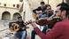 Grupo de músicos toca nas ruínas de uma igreja em Mossul Grupo de músicos toca nas ruínas de uma igreja em Mossul