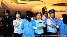 27.07.2017
©/MAXPPP - CHENGDU, CHINA - JULY 27: Suspects involved in telecom fraud cases are escorted off an aircraft by the police at Chengdu Shuangliu International Airport on July 27, 2017 in Chengdu, Sichuan Province of China. 32 suspects including seven Taiwan residents were caught in Cambodia on JULY 27. Seventeen of the 32 suspects were sent to China by Cambodian authorities on Thursday. (Photo by An Yuan/CHINA NEWS SERVICE/VCG) Foto: MAXPPP |