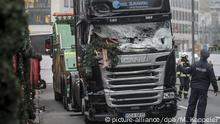 20.12.2016
ARCHIV - Der LKW mit zerstörter Scheibe wird am 20.12.2016 am Weihnachtsmarkt am Breitscheidplatz in Berlin abgeschleppt. Bei dem Terroranschlag starben 12 Menschen auf dem Weihnachtsmarkt, als Anis Amri einen polnischen LKW in die Menschenmenge steuerte. Der Lkw vom polnischen Speditionsbesitzer Ariel Zurawski wurde zum Terrorfahrzeug, sein Cousin und Fahrer vom Attentäter erschossen. (zu «Polnischer Spediteur fordert nach Berlin-Anschlag Entschädigung» und Themenpaket «Ein Jahr nach dem Terroranschlag in Berlin» vom 15.12.2017) Foto: Michael Kappeler/dpa +++(c) dpa - Bildfunk+++ | Verwendung weltweit