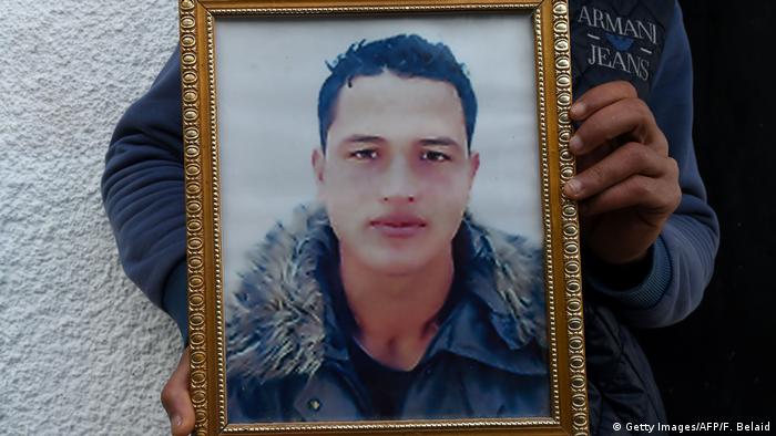 Tunesien Bruder hält Portrait von Anis Amri