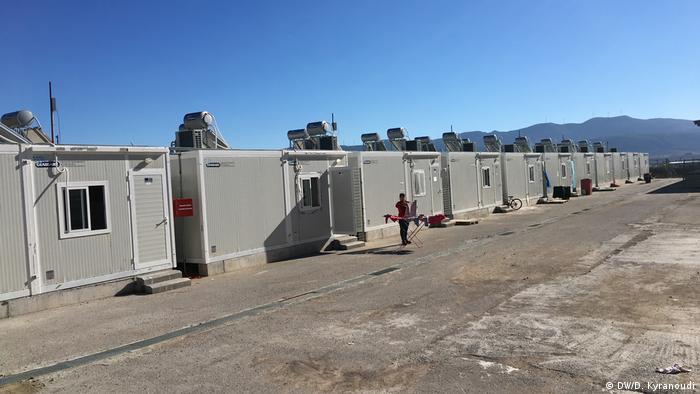 At the premises of the old Sakiroglou cloth factory, in an industrial area just outside Thiva, a new reception center for refugees and migrants with a capacity of 700 people was launched last spring. Thiva hosts mainly refugee families and unaccompanied minors who have come from the islands, mostly Lesvos. They live here in containers or small apartments.