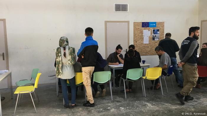 On the day we visited the camp of Thiva, the registrations of refugees and migrants in the language and integration courses was ongoing. Αpart from the UNHCR and the IOM, Greek NGOs such as ARSIS as well as international ones such as Solidarity Now are active here. Doctors of the World provide primary health care. This refugee camp is also supported by the municipality and the army.