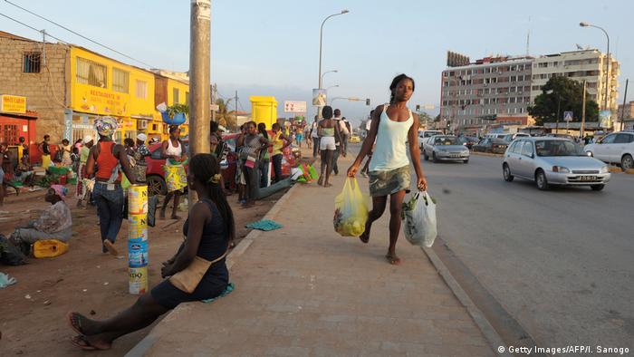 Angola Frau mit Einkaufstüten in Luanda