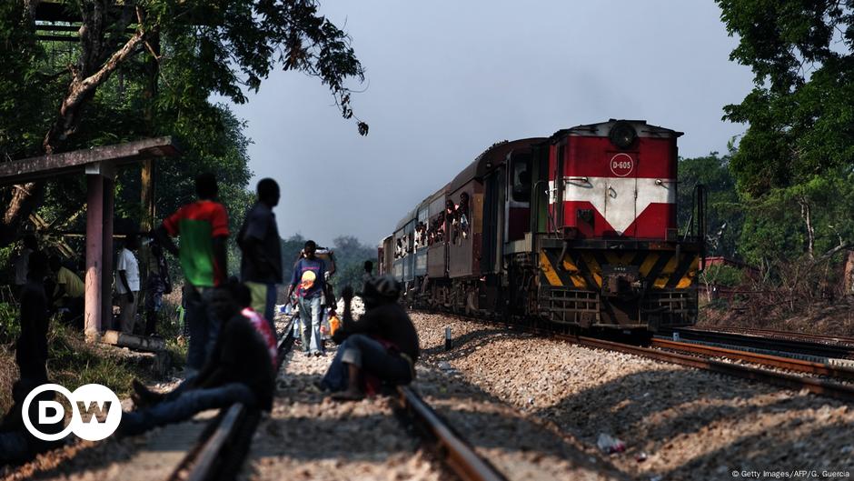 Portrait: Cette Camerounaise conduit des trains de marchandises