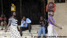 Frauen in Xai-Xai (Mosambik) tragen traditionell ihren Einkauf auf dem Kopf, aufgenommen am 02.03.2013. Foto: Britta Pedersen | Verwendung weltweit