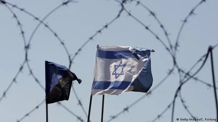 Israel Fahne vor Zaun (Getty Images/C. Furlong)