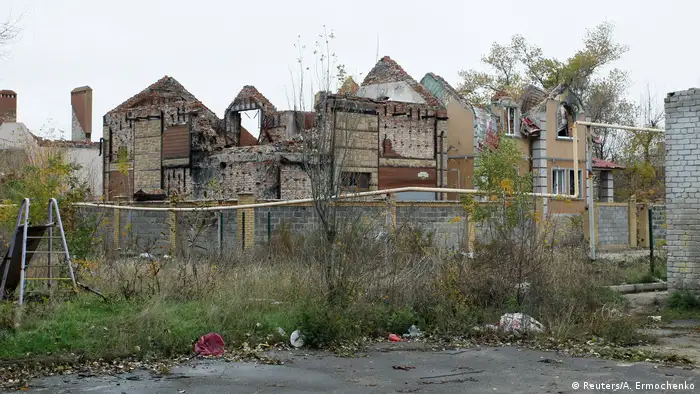 Разрушенные дома в районе аэропорта Донецка