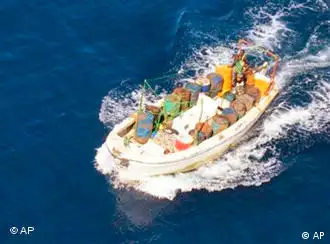 法国直升机4月15日拍摄到的索马里海盗“母船”