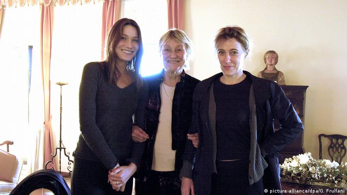 С матерью и сестрой (2009)