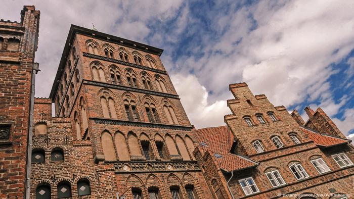 Holstentor in Lübeck, landmark of the Hanseatic city (picture-alliance/dpa/W.Rothermel)