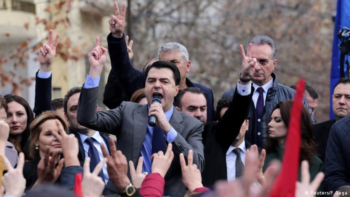 Albanien, Der albanische Oppositionsführer der Demokratischen Partei, Lulzim Basha (C), spricht mit seinen Unterstützern während einer Protestkundgebung gegen die Wahl des neuen Staatsanwalts vor dem Parlament in Tirana