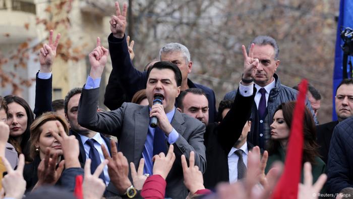 Albanien, Der albanische Oppositionsführer der Demokratischen Partei, Lulzim Basha (C), spricht mit seinen Unterstützern während einer Protestkundgebung gegen die Wahl des neuen Staatsanwalts vor dem Parlament in Tirana