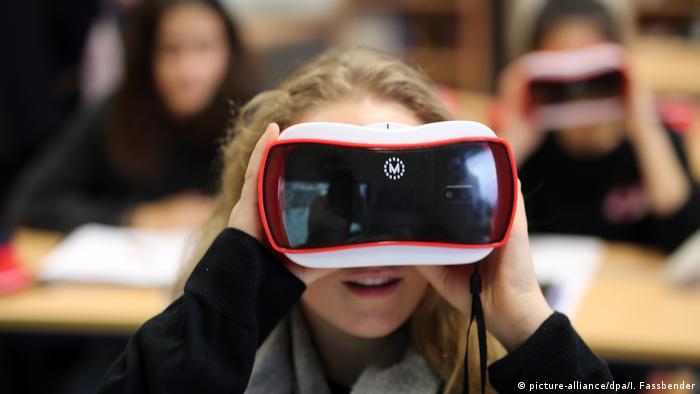 VR-Brillen im digitalen Unterricht: Schüler der International School on the Rhine 