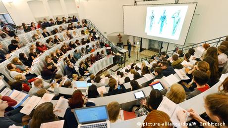 Anatomy classroom at the Martin Luther University of Halle-Wittenberg (picture-alliance/dpa/W. Grubitzsch)