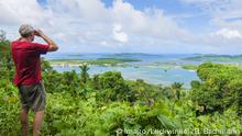 Mann schaut durch eine fernglas auf die Stadt Kolonia vom Sokehs Ridge aus, Mikronesien, Pohnpei Pohnpei Micronesia man with binoculars looking at city of Kolonia from famous Sokehs Ridge, Federated States of Micronesia, Pohnpei BLWS444664 Copyright: xblickwinkel/McPHOTO/B.xBachmannx
Man looks through a Binoculars on the City Kolonia of Ridge out Micronesia Pohnpei Pohnpei Micronesia Man With Binoculars Looking AT City of Kolonia from Famous Ridge Federated States of Micronesia Pohnpei Copyright xblickwinkel McPHOTO B xBachmannx