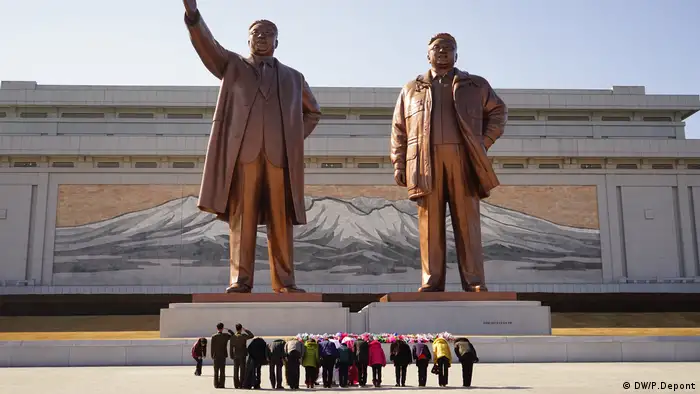 Nordkorea, Großmonument Mansudae in Pjöngjang (DW/P.Depont)