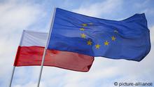 Polis and EU flags during the celebration of the Polish Independence Day organised by KOD (Committee for the Defence of Democracy). Krakow, Poland on 11 November, 2017. (Photo by Beata Zawrzel/NurPhoto) | Keine Weitergabe an Wiederverkäufer.